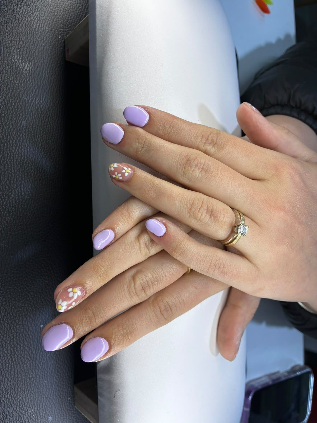 Lilac nails with daisy nail art